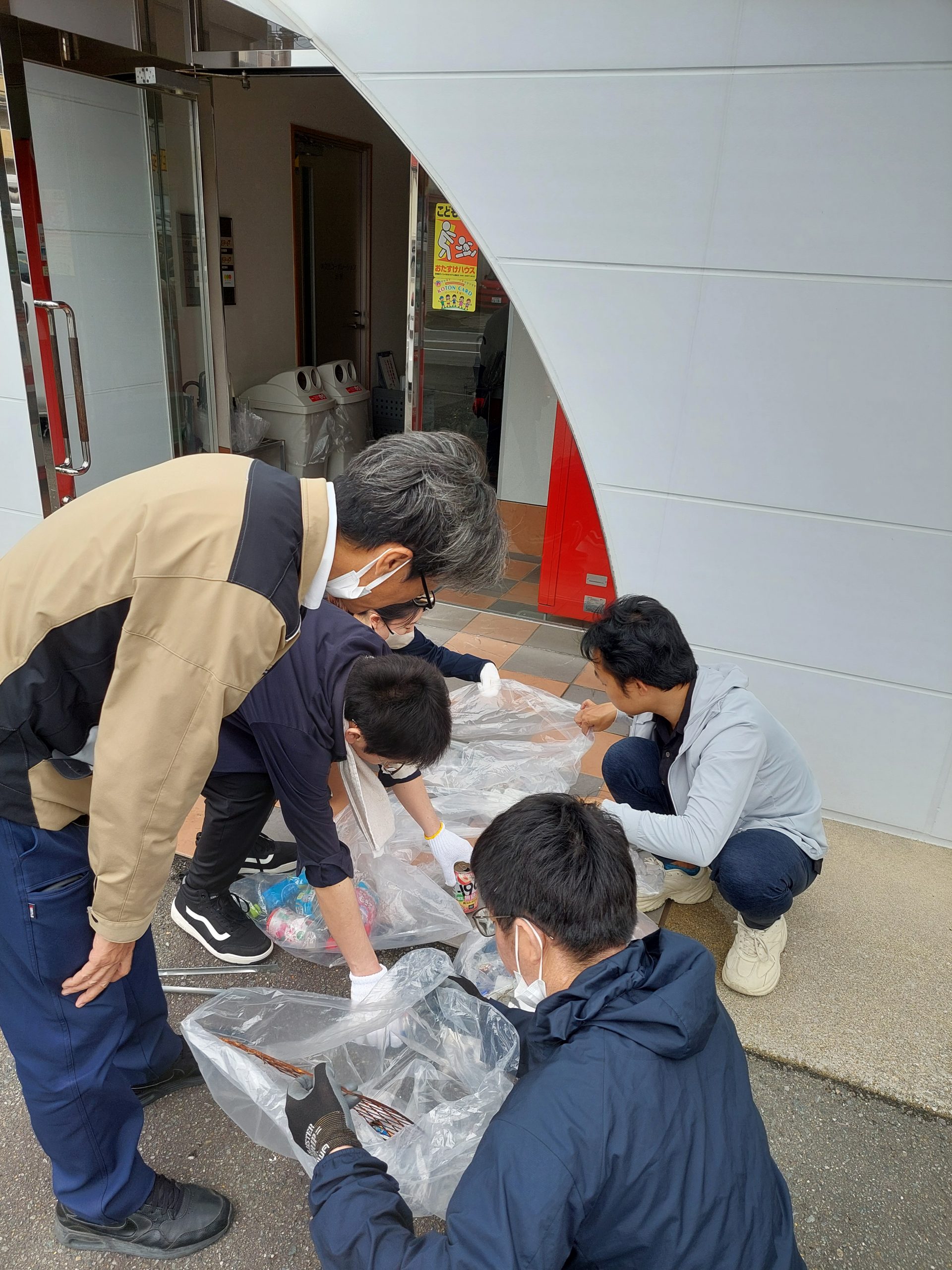 地域清掃活動を実施しました。